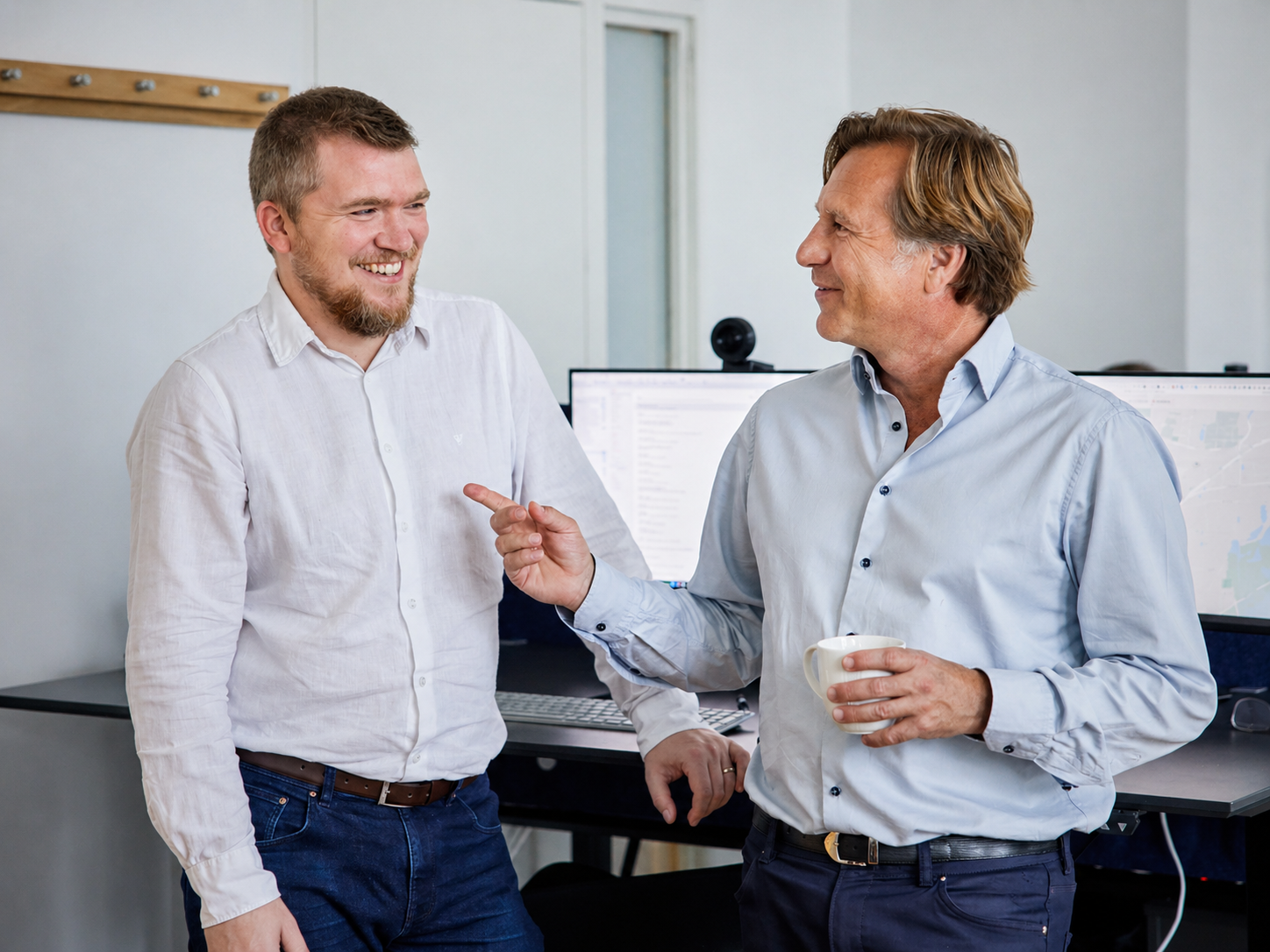 Casper Hallas og Mathias Hoffmann i samtale på kontoret hos Sundhed+